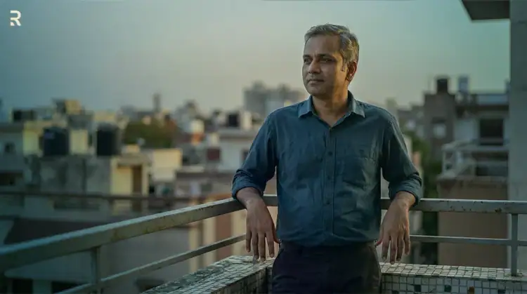 बालकनी पर खड़ा अधेड़ पुरुष - बढ़ती उम्र और घटती सेक्स ड्राइव