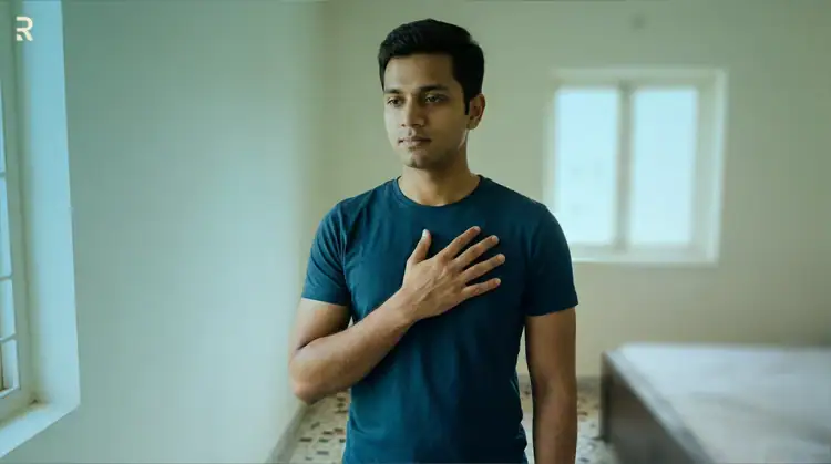 छाती पर हाथ रखता चिंतित पुरुष - कोलेस्ट्रॉल से हृदय और सेक्स लाइफ पर असर