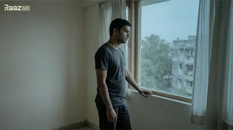 खिड़की से बाहर देखता चिंतित पुरुष - कोलेस्ट्रॉल से लिंग की कमजोरी का तनाव