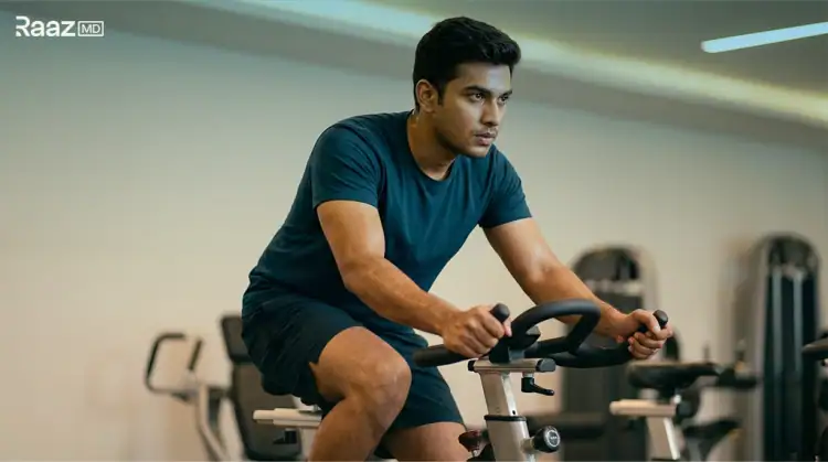 जिम में साइकिलिंग करता पुरुष - कार्डियो से इरेक्शन प्रॉब्लम में सुधार
