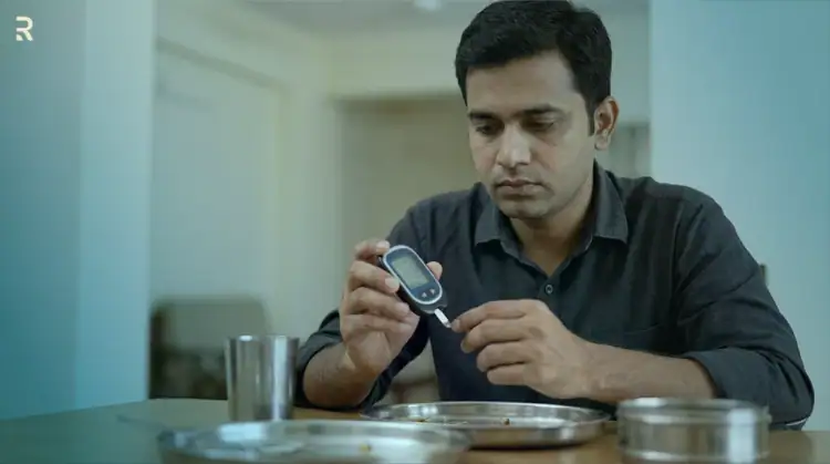 ग्लूकोमीटर से शुगर चेक करता पुरुष - डायबिटीज से इरेक्शन प्रॉब्लम का खतरा