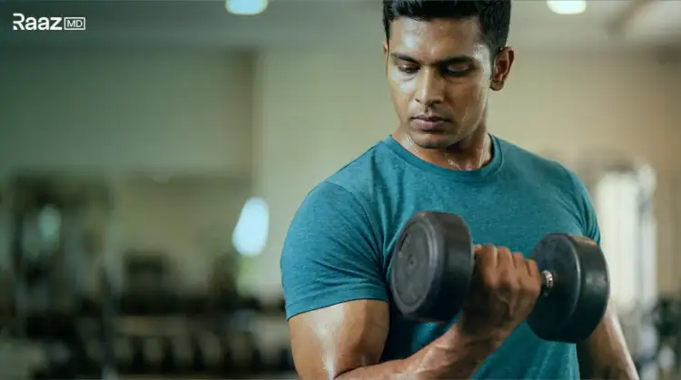 डम्बल से स्ट्रेंथ ट्रेनिंग करता पुरुष - टेस्टोस्टेरोन बढ़ाने के लिए व्यायाम