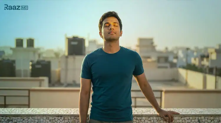 धूप में खड़ा पुरुष - विटामिन डी से इरेक्शन प्रॉब्लम में सुधार